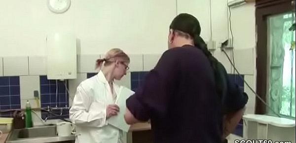 Chef fickt seine Teeny Praktikantin in der Kueche durch